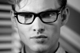 Persol si tinge di nero per il grande schermo